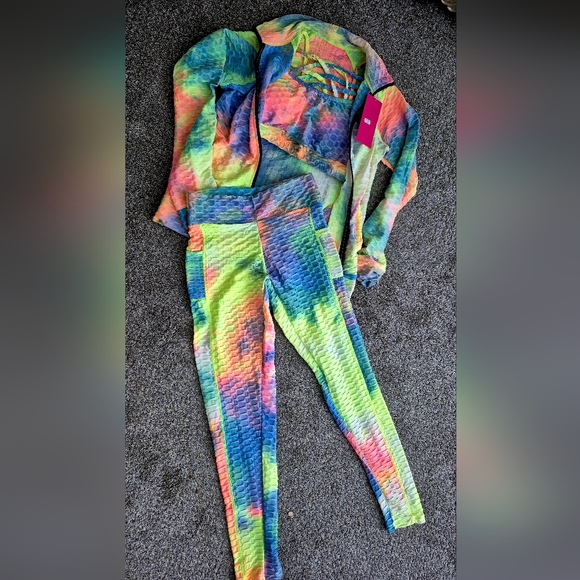 Colorful Tie-Dye Textured Activewear Set - Picture 4 of 8